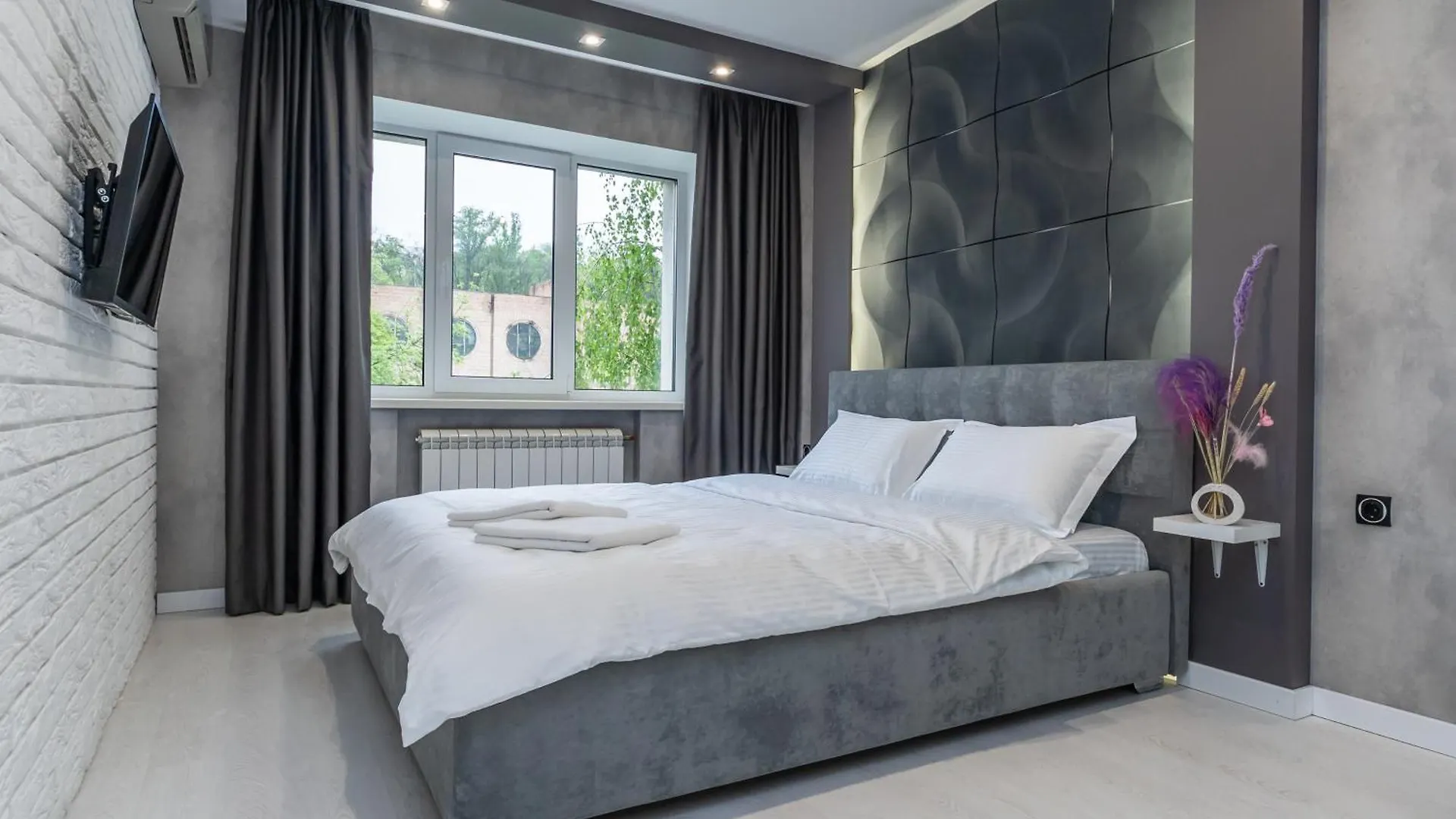 Luxrent Apartments On Lesi Ukrainki - Kiev  Kiew